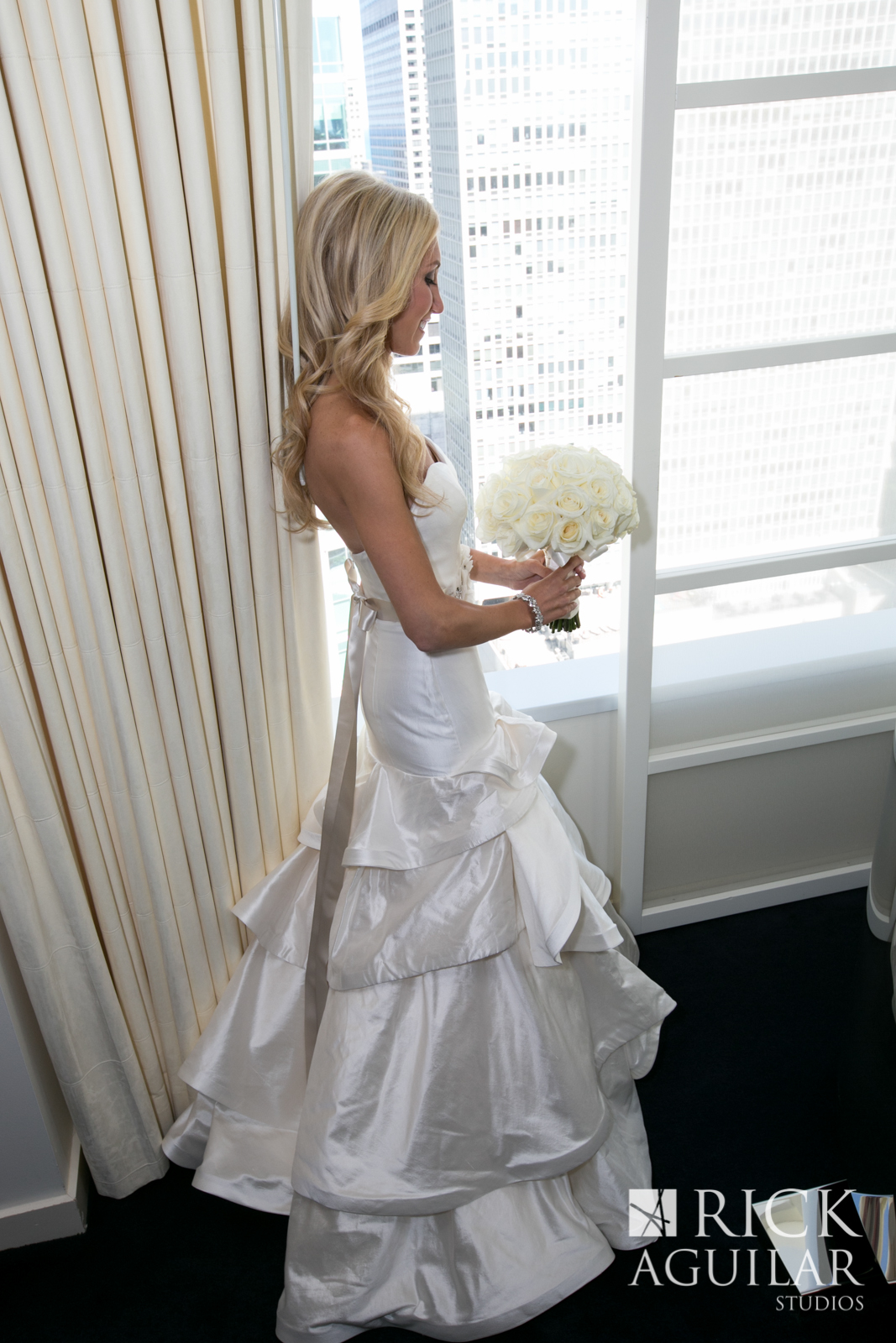 wedding-artist-ben-keys-chicago-wedding-modern-bridal-gown-hayley-paige-pearl-gown