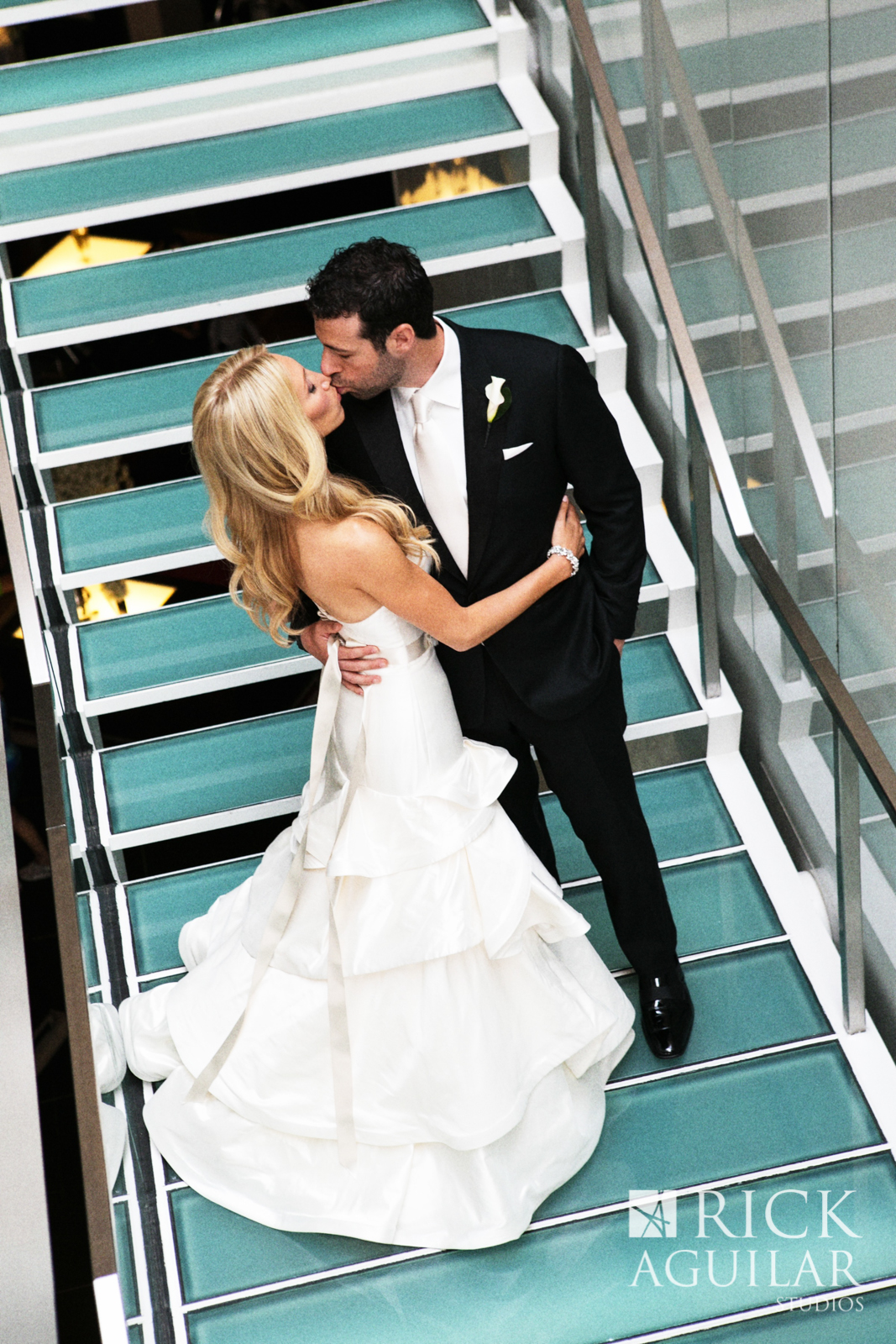 sofitel-chicago-hotel-wedding-modern-luxury-wedding-hayley-paige-pearl-gown-wedding-artist-ben-keys-live-wedding-painter