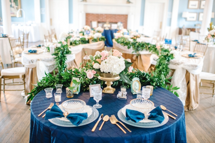 royal-blue-s-curved-tables-gold-accents-light-carolina-blue-wedding-painting-ben-keys-live-wedding-artist