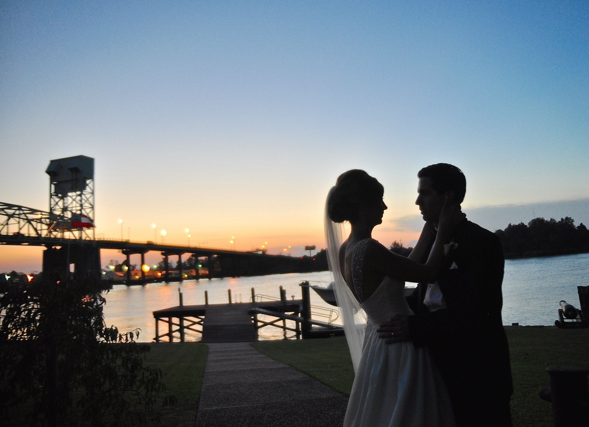 wilmington-sunset-portrait-cape-fear-river-bridge-front-street-wilmington-wedding