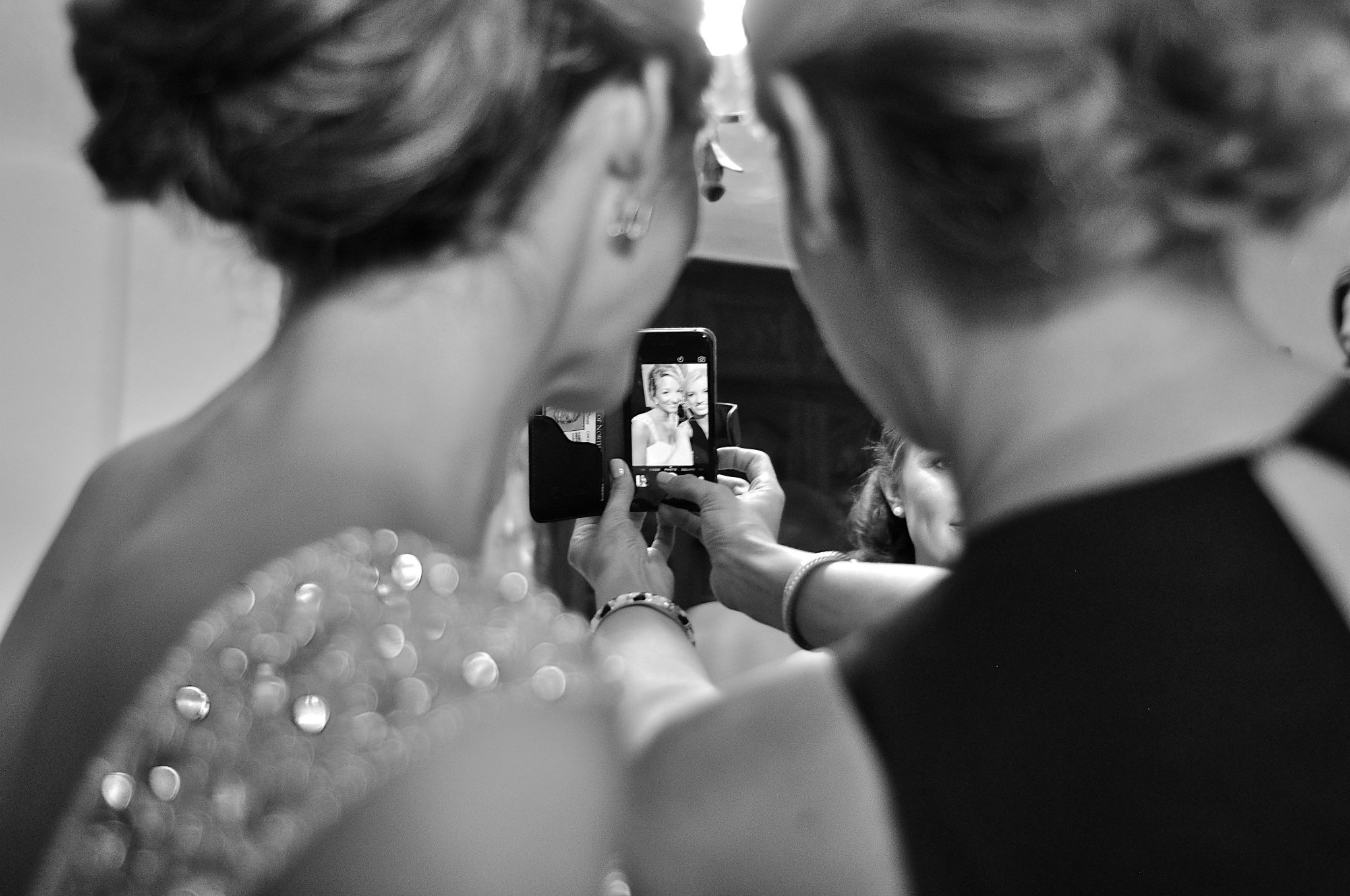 wedding-day-selfie-bride-and-maid-of-honor-cute-photo-ideas