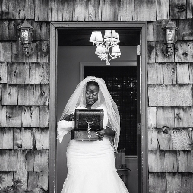 magnolia-plantation-charleston-wedding-fine-art-photography-bride-opening-gift-from-groom