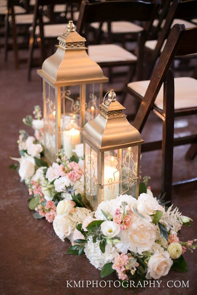 lanterns-with-florals-decorating-ceremony-aisle