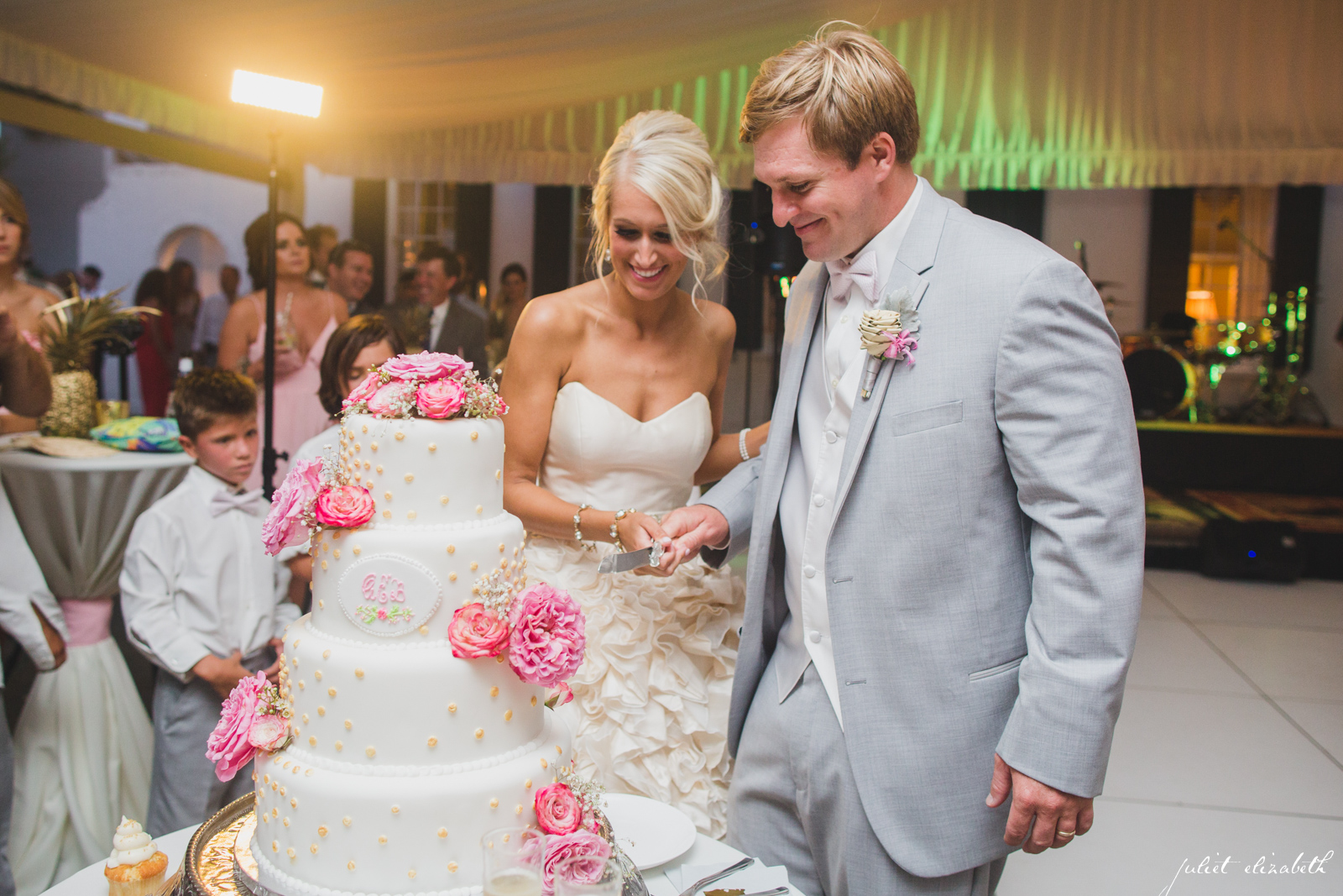 wedding-cake-with-gold-dots-and-pink-flowers