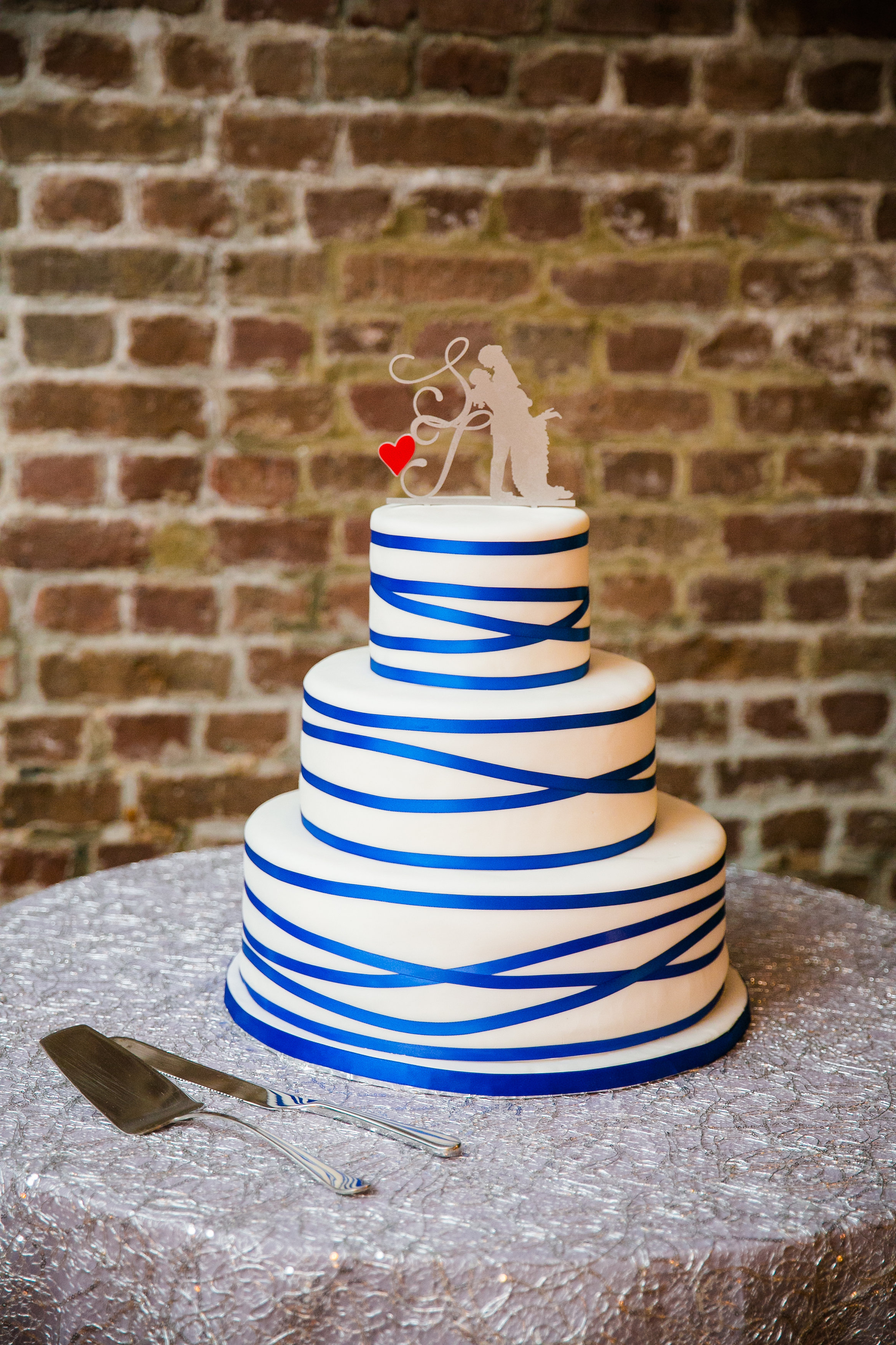 royal-blue-striped-wedding-cake