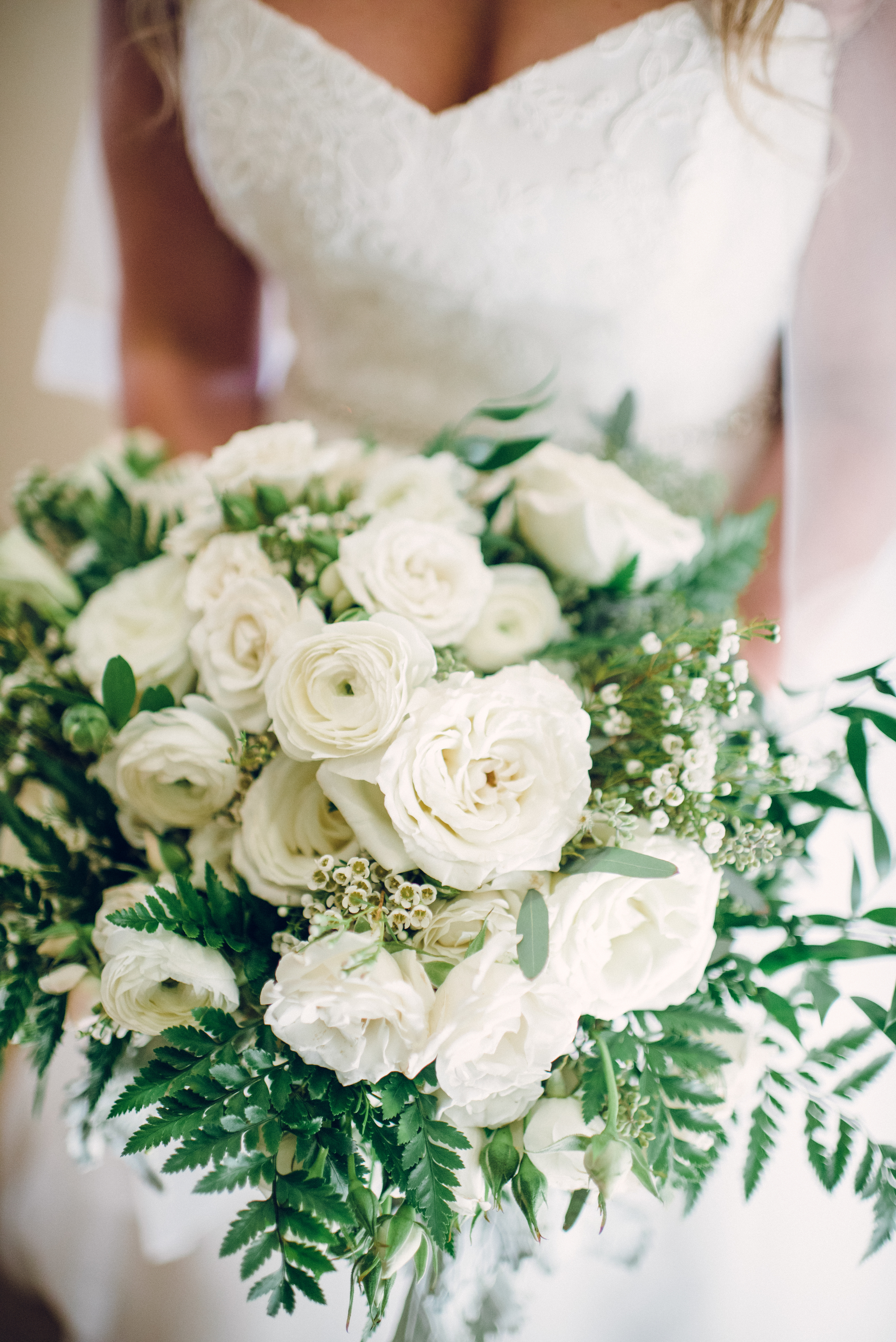 winter-wedding-bridal-bouquet-paloma-blanca-gown