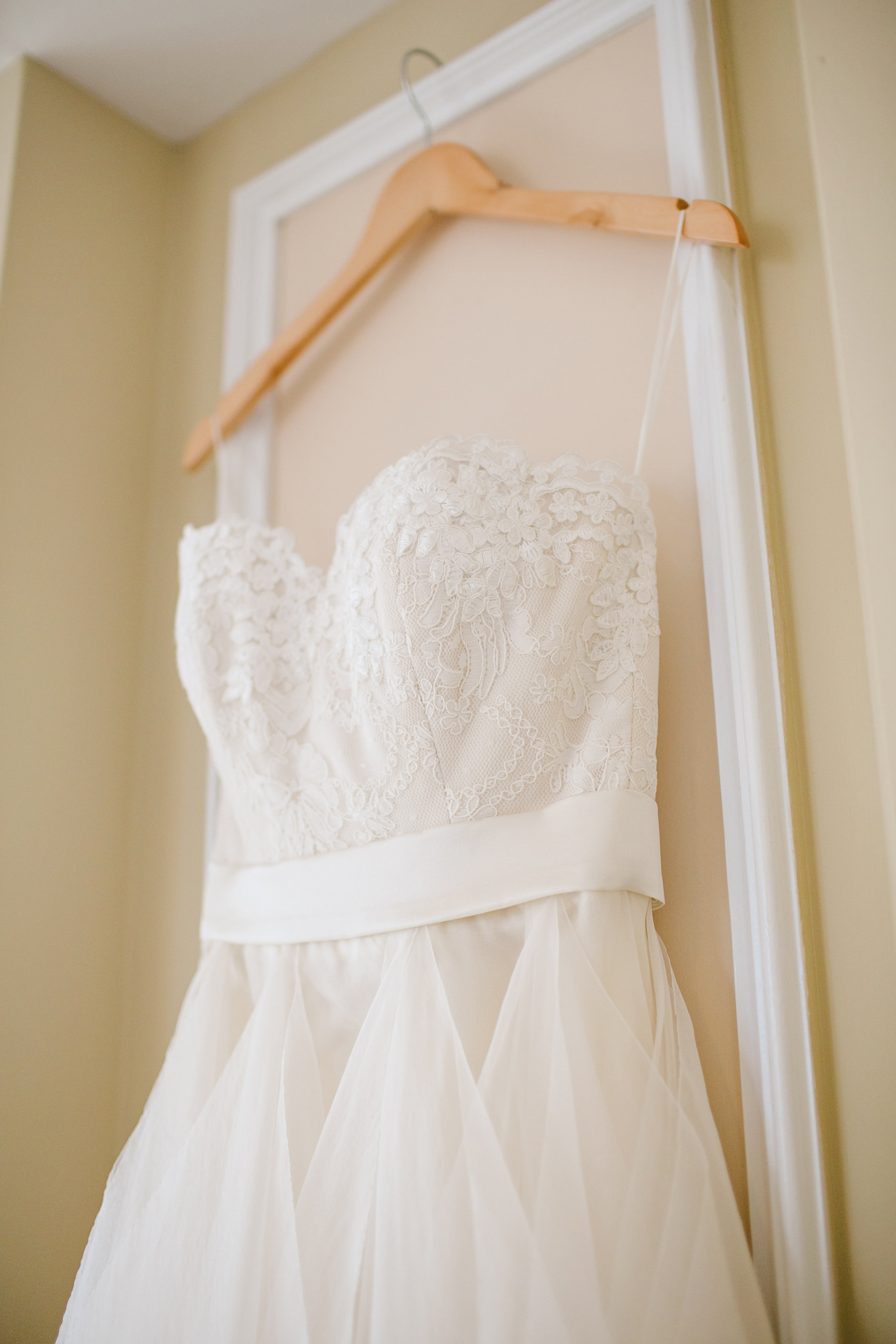 Leanne-Marshall-wedding-gown-lace-the-sentimentalist