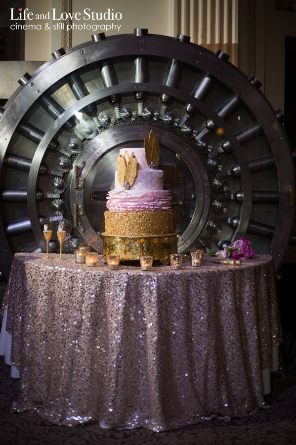 gold-flapper-inspired-wedding-cake