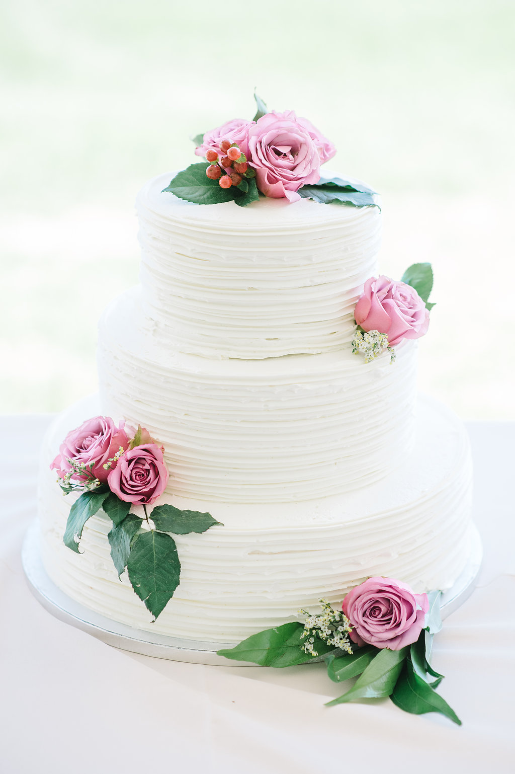 white-cake-with-pink-roses