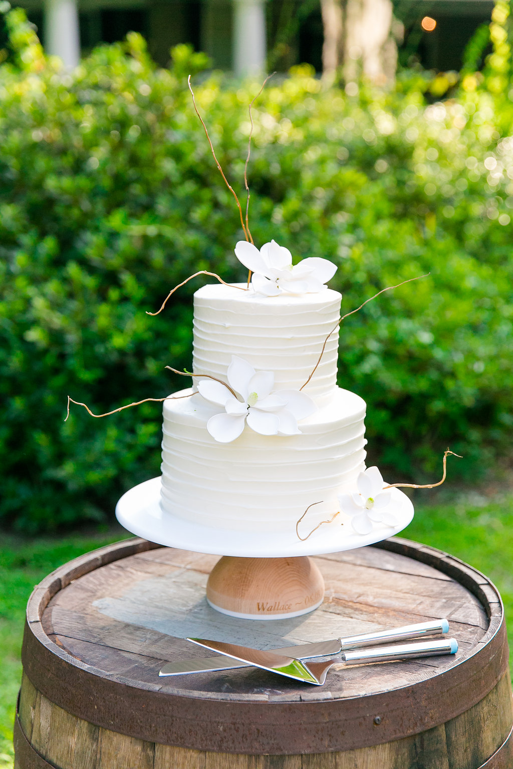 wedding-cake-with-magnolia-flowers