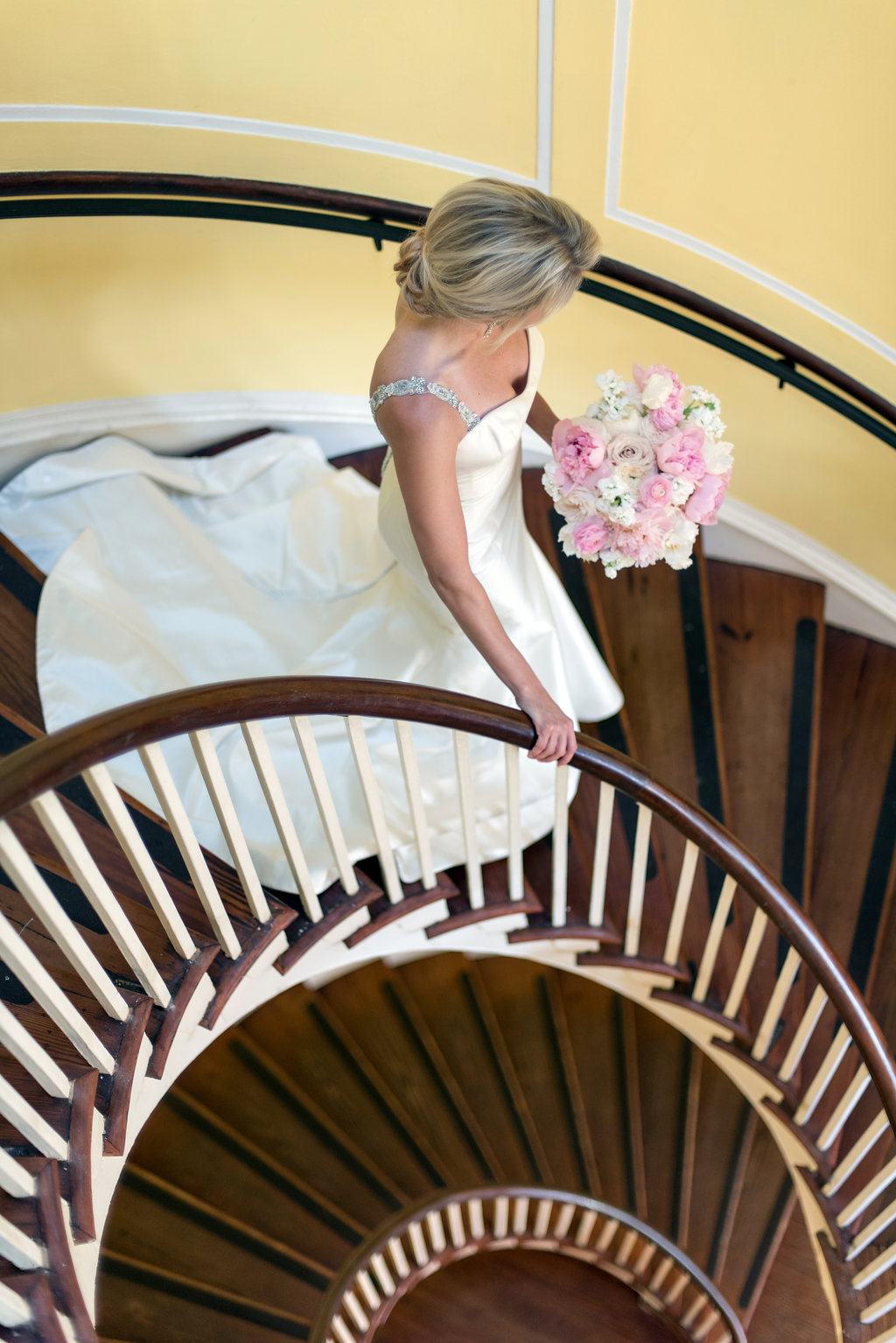 staircase-bridal-portrait-charleston-lowndes-grove-plantation
