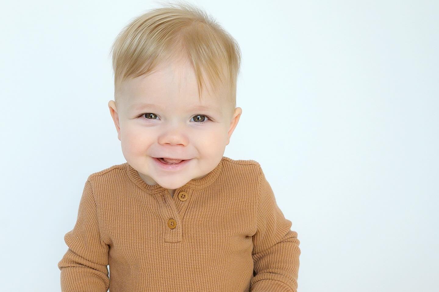 Sweet baby! 💛this is 8 months. Sitting up, stuck in one spot and all smiles! ☺️🥰🥰 Hey if you aren&rsquo;t on my VIP list for the next portrait popup, hop on now!  Contact info link in bio but also feel free to just drop me a message with your emai