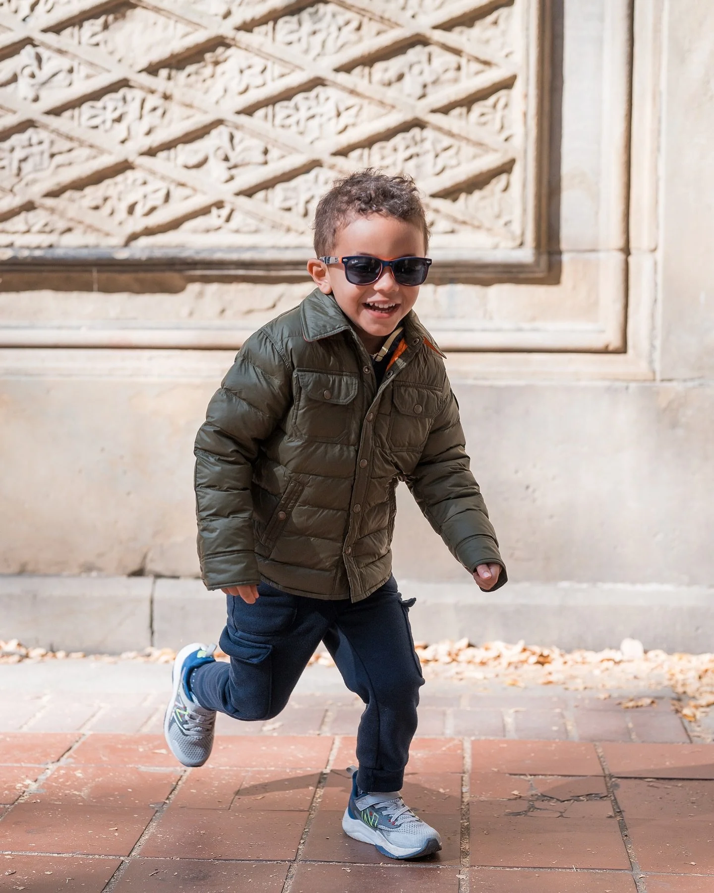 Running through the week at top speed just like my photo sessions with this little guy. Every year I have to make sure my camera is set to capture high speed action! 🤪😆💪😎 #thisguyisarunner #fall #fallfamilyphotos #carlyjaraphotography #centralpar