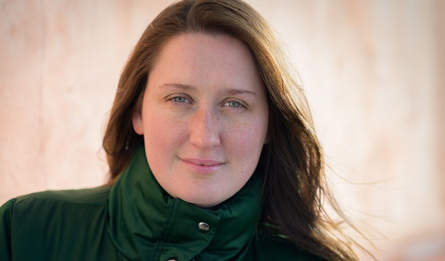 A perfect match: cool day, warm light, green jacket, glowing eyes, and total confidence. 😎 ✨️ #Carlyjaraphotography #westchesterheadshotphotographer