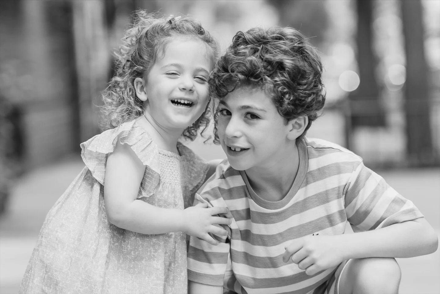 Sibling love 💕 She loves her big brother 🤗 #carlyjaraphotography #westchesterfamilyphotography #newyorkfamily #newyorkfamilyphotographer #fall #kids_in_bnw #siblinglove #bigbrother