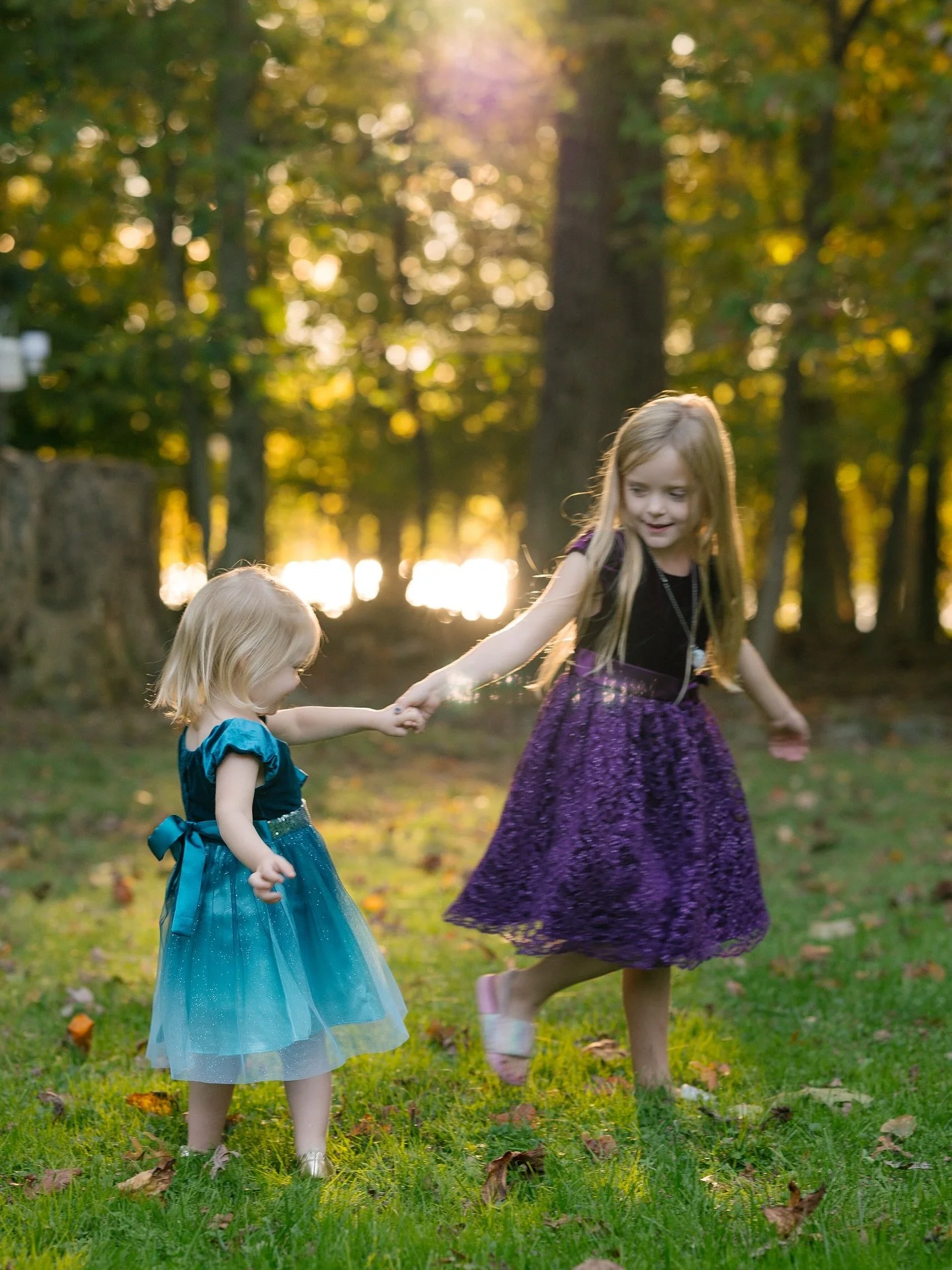 Sisters 💜 #fallfamilyphotos #saturdayvibes✨❤️ #carlyjaraphotography #westchestercountymoms #newyorkfamilymagazine #westchesterfamilymagazine