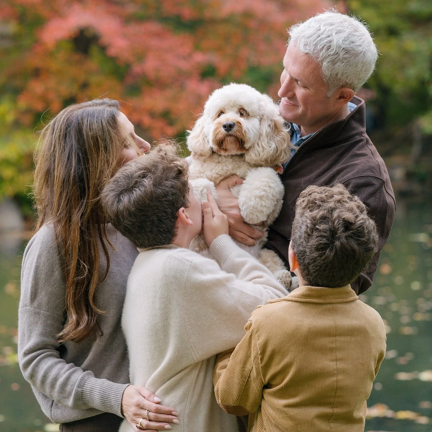 I love when families include their fur babies. 🐶🐾🥰 #westchesterfamilyphotographer #westchesterfamilymagazine #newyorkfamily #newyorkfamilyphotographer #carlyjaraphotography