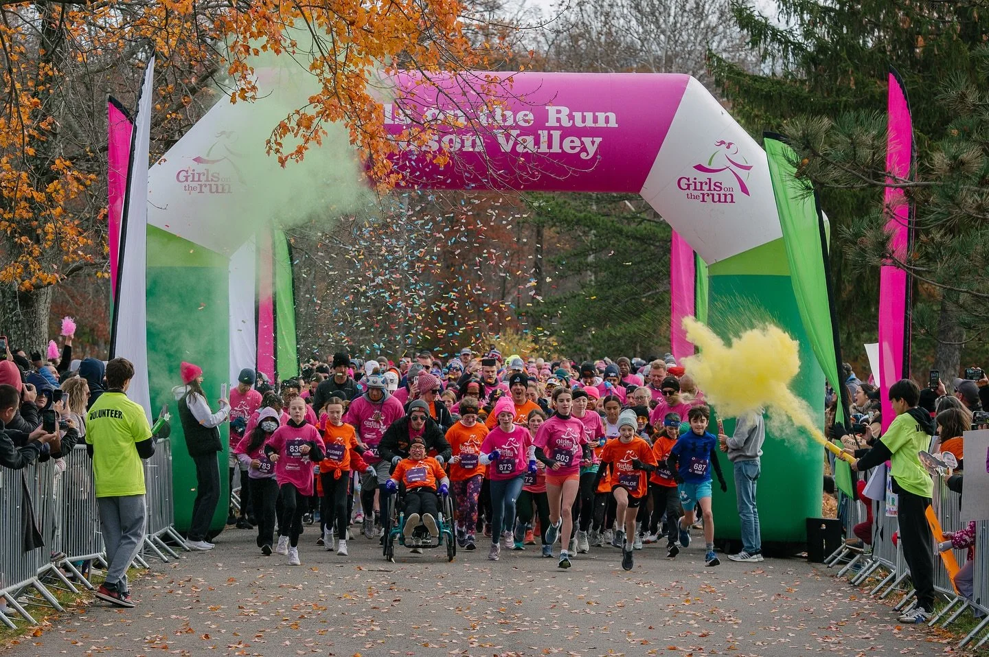 Last Saturday @gotrhudsonvalley had their 5K run! 🥳 it&rsquo;s always so much fun to watch these girls cross the finish line with such pride! 🩷💜💖💟 #carlyjaraphotography #westchesterfamilyphotographer #newyorkfamily #dobbsferryphotographer
