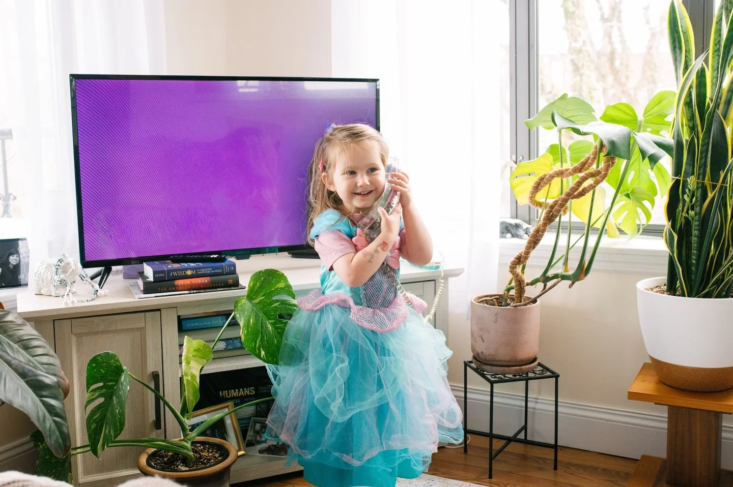 When a little Gen Alpha pops over to a Gen X home and sees a cool, clear corded phone, you play telephone until she&rsquo;s exhausted herself. 🫠😂 #westchesterfamilyphotographer #genalpha #genxhumor #newyorkfamilyphotographer #westchestercountyphoto