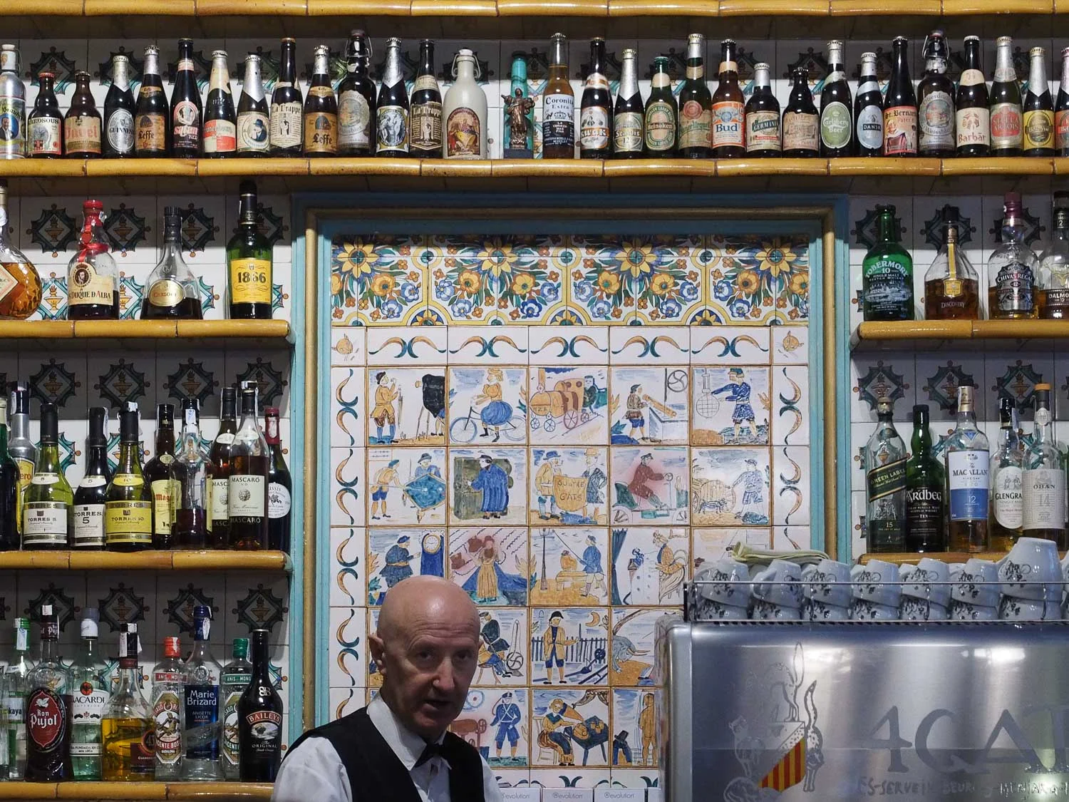 Bar and barman at the Els Quatre Gats restaurant
