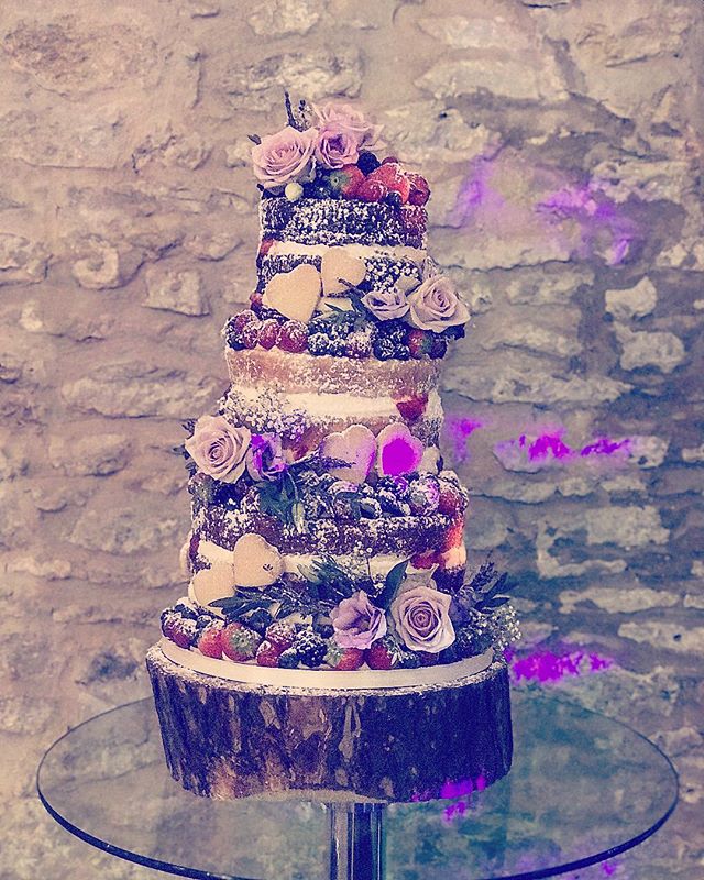 Beautiful cake at last weekends wedding! Tasted great too 👍 @strattoncourtbarn