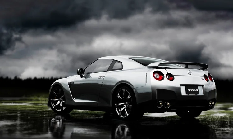 Nissan GT-R är inte att leka med. En av få japanska bilar som kan hänga med en Porsche Carrera runt en tävlingsbana. Photo: Nissan