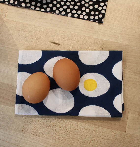 The twisting method would be a perfect way to wrap eggs. And how perfect to wrap them in this egg patterned Tenegui. If I had chickens I would definitely be using Tenegui to deliver the eggs as gifts to friends.