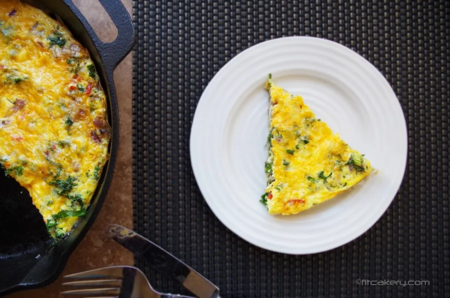 This healthy frittata is filled with nutritious ingredients + is really easy to make! #superfood #eggs