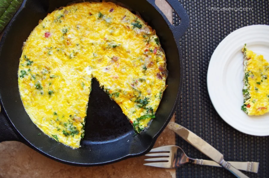 This healthy frittata is filled with nutritious ingredients + is really easy to make! #superfood #eggs