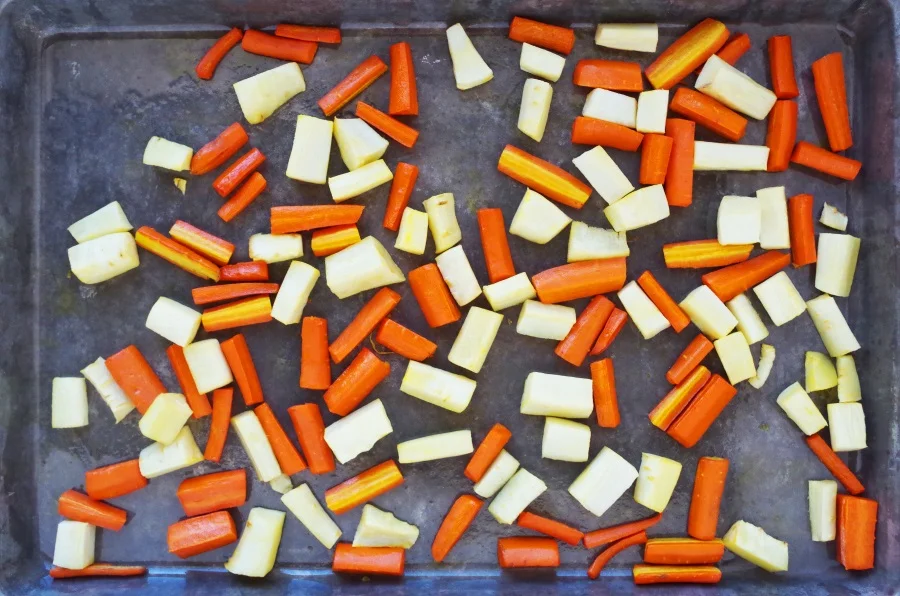 Roasted parsnips + carrots make the best stuffing in this recipe - fitcakery.com