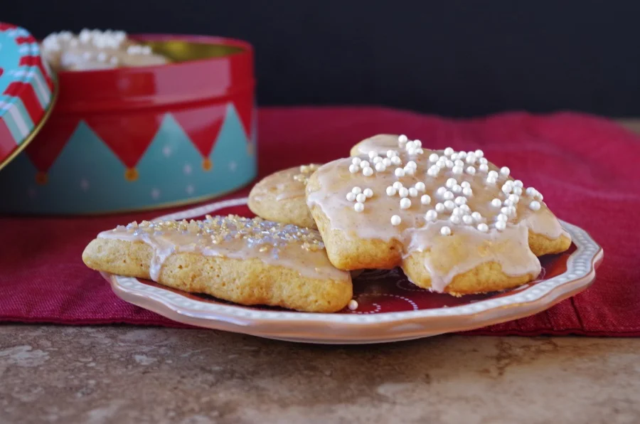Christmas sugar cookies got a makeover with yummy eggnog flavors + healthy ingredients! #healthyholiday