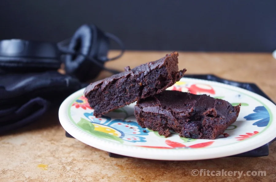 Flourless Chocolate Protein Bars Recipe - g luten-free, d airy-free - FitCakery.com