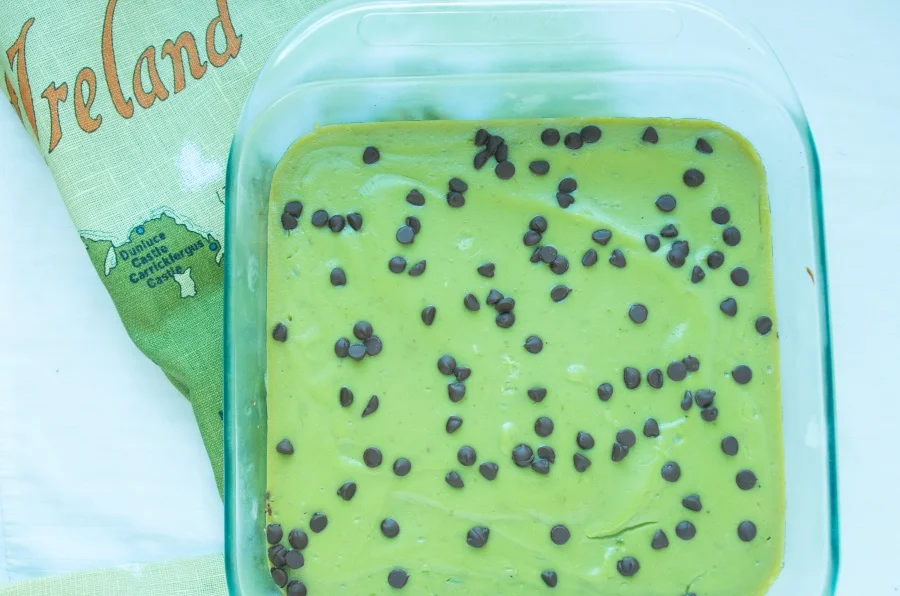 This mint chocolate cream pie couldn't be healthier - and it's easy to make! Recipe at FitCakery.com