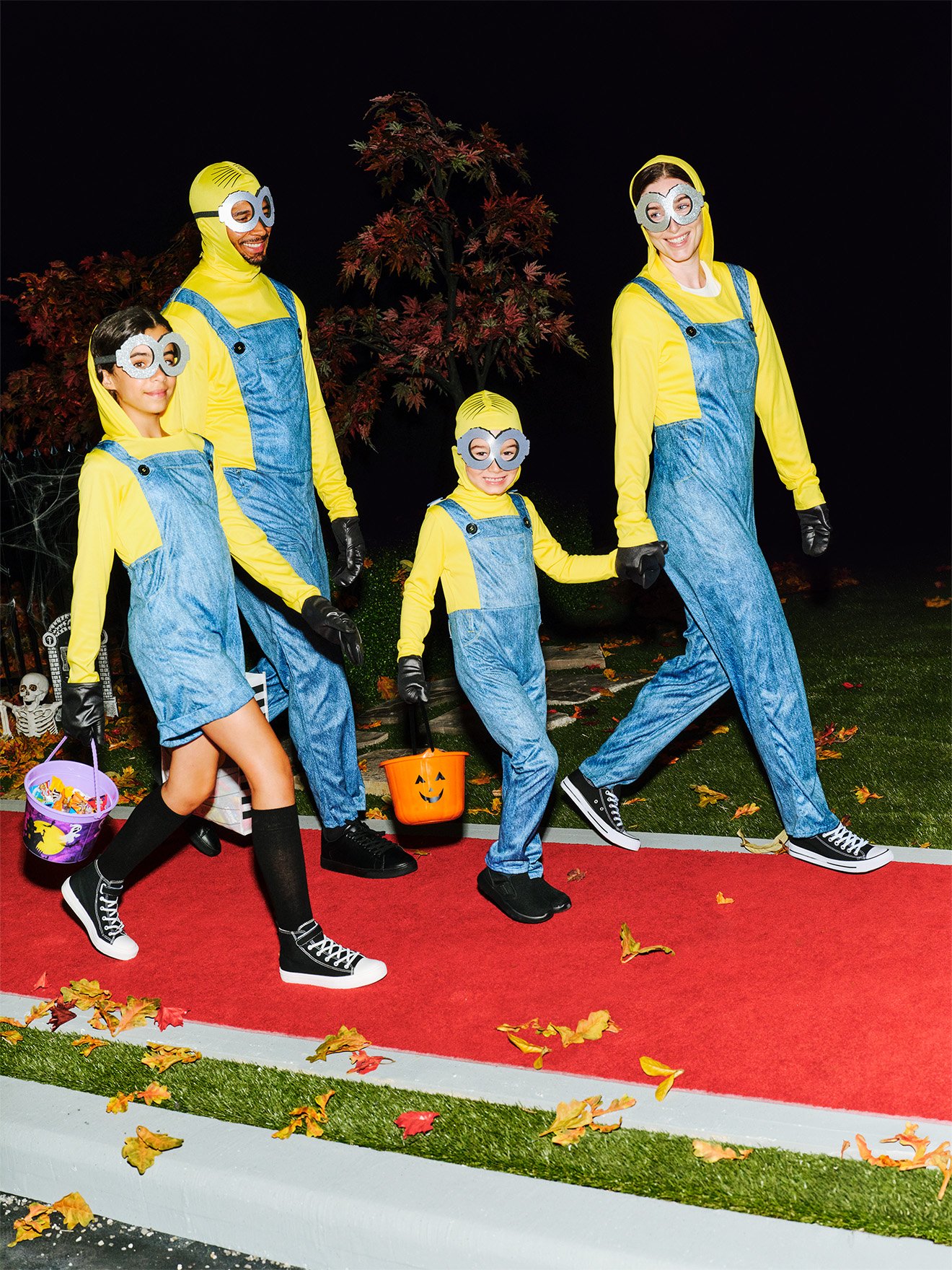 LC01-24 07-23-24_PartyCity-Paparazzi_OutdoorSet-D1-MinionFamily_0478-2.jpg