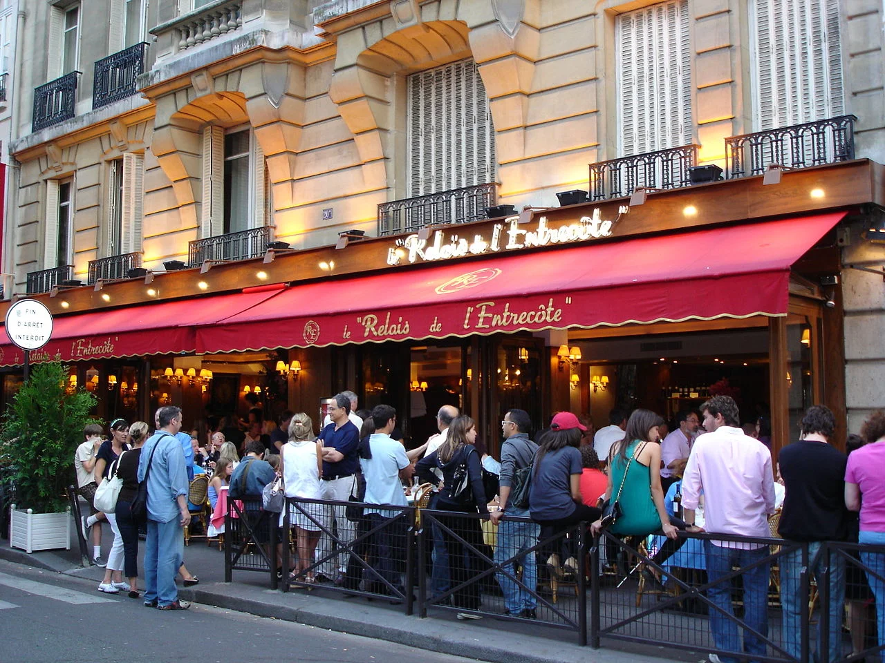 1280px-Le_Relais_de_l'Entrecote_(St_Germain_Paris_VIe)_2009-06-13.jpg