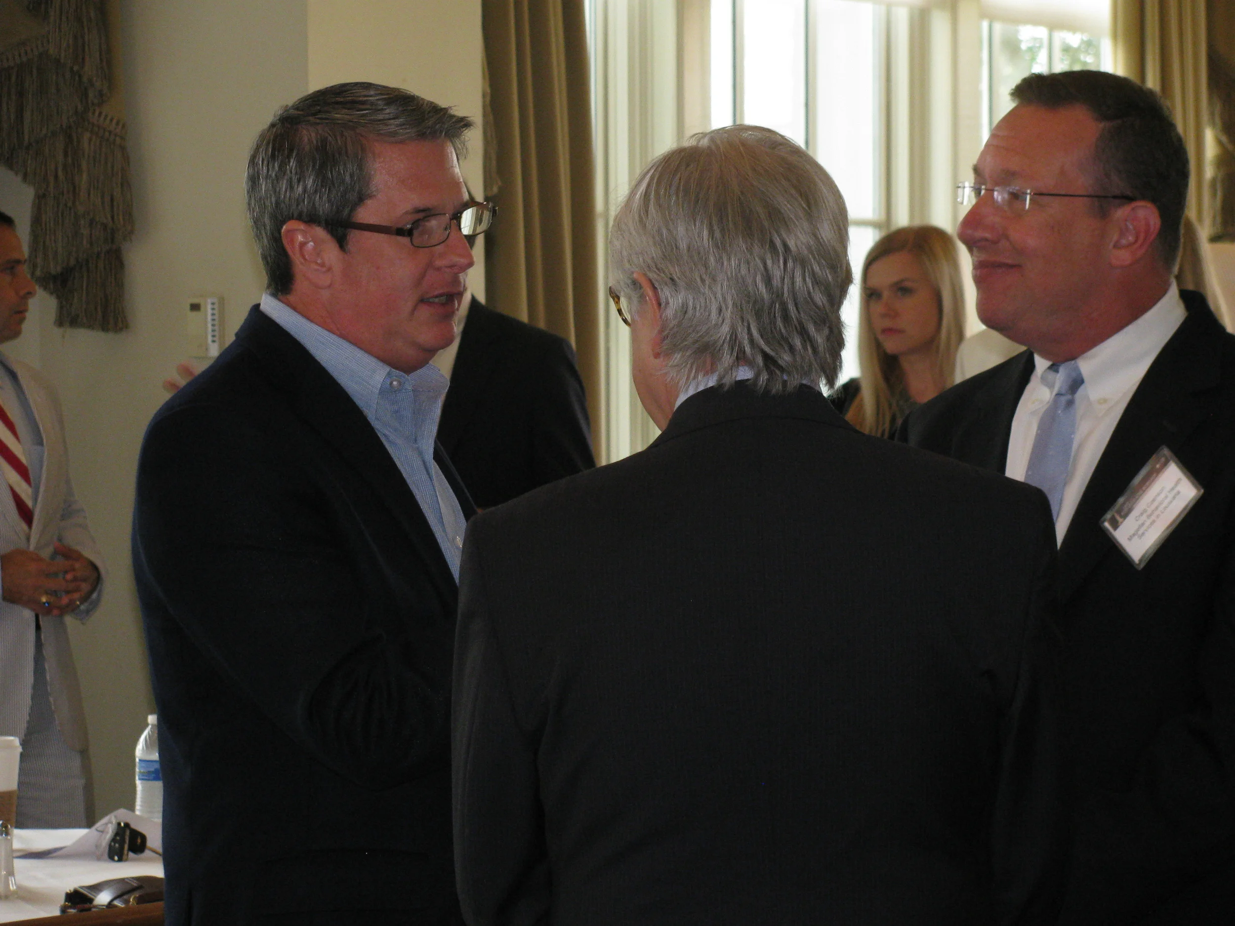  U.S. Senator David Vitter talks with attendees of the 2013 Post-Legislative Workshop. 