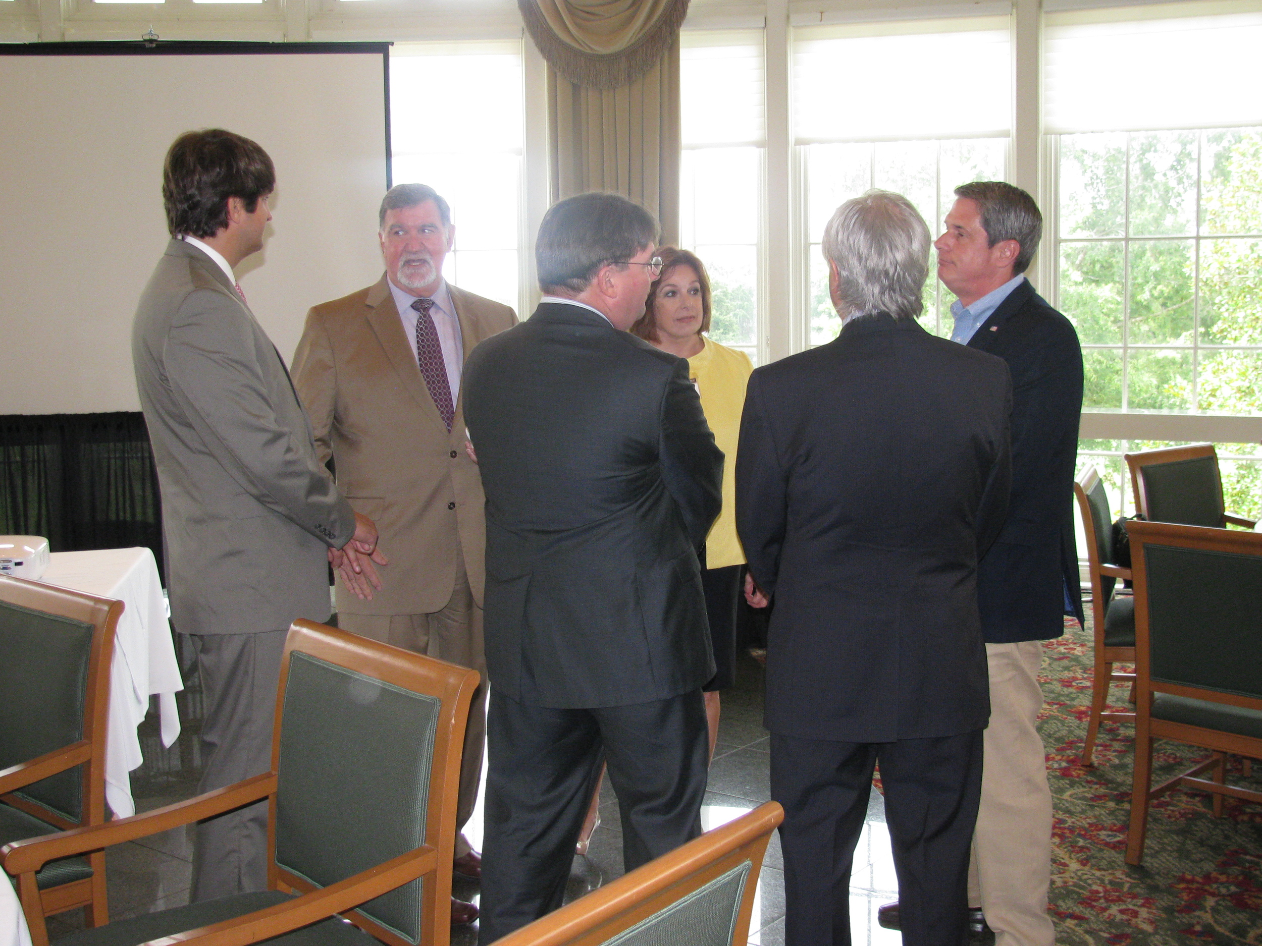  U.S. Senator David Vitter talks with attendees of the 2013 Post-Legislative Workshop. 