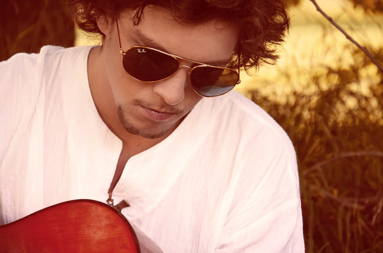 Gitarrenmannportrait.web.jpg