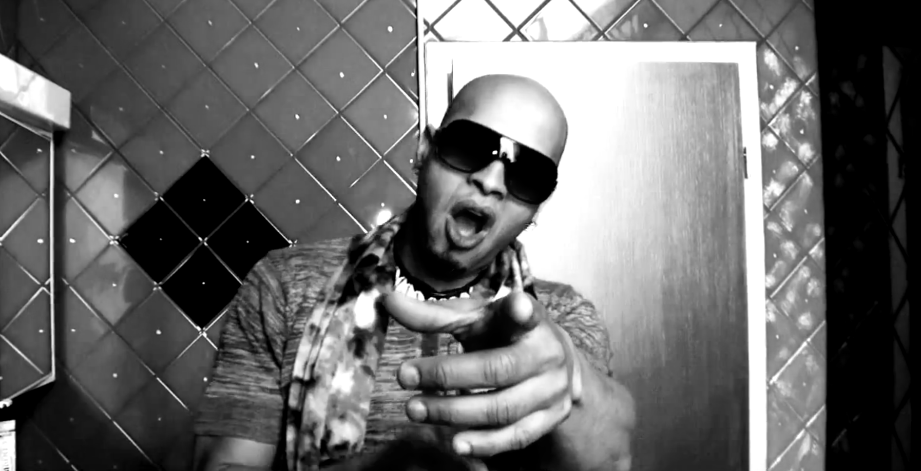 Henry Poupa, Screenshot Musicvideo