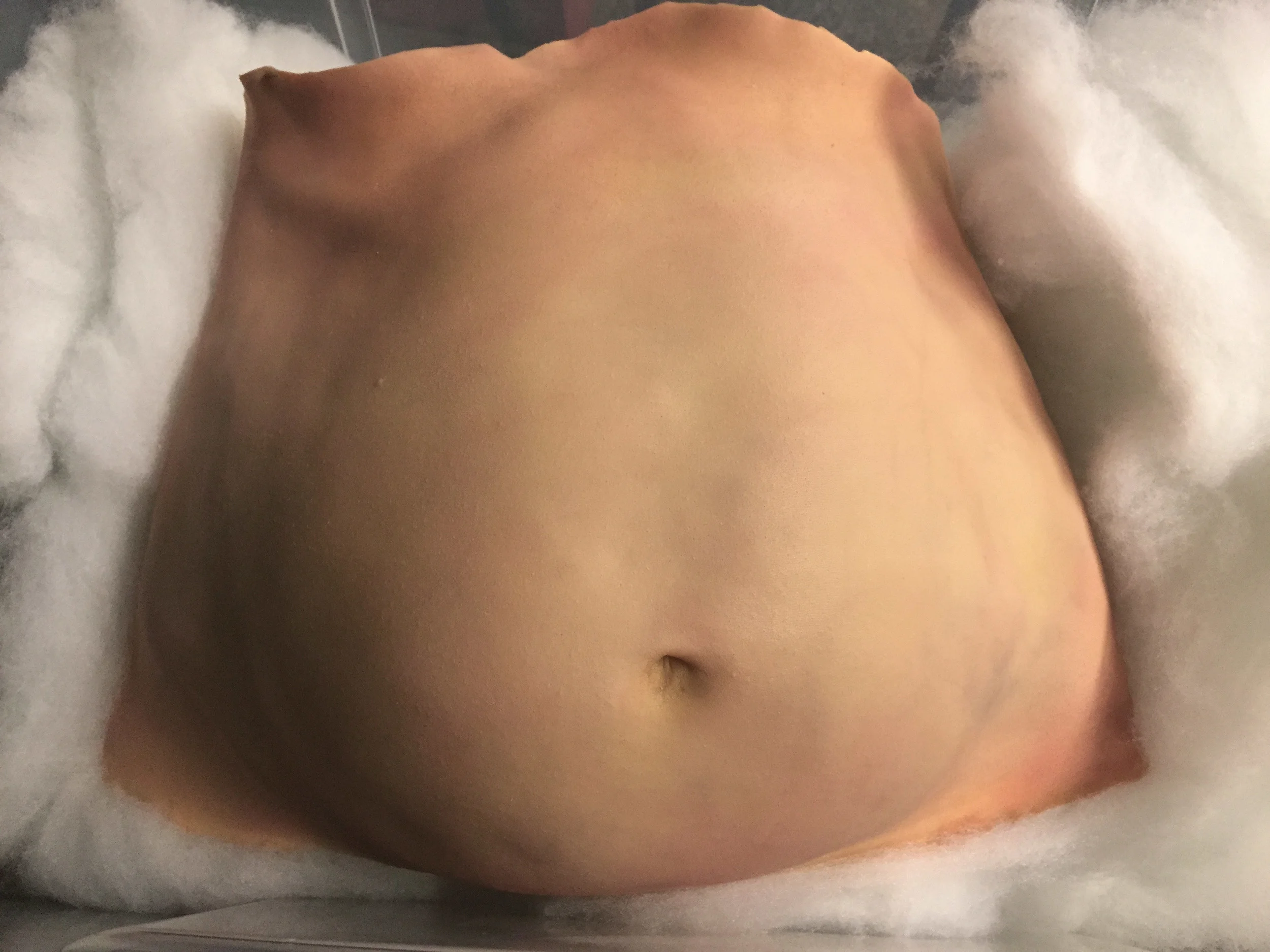 künstlicher 6 Monate Babybauch für einen Kinofilm 