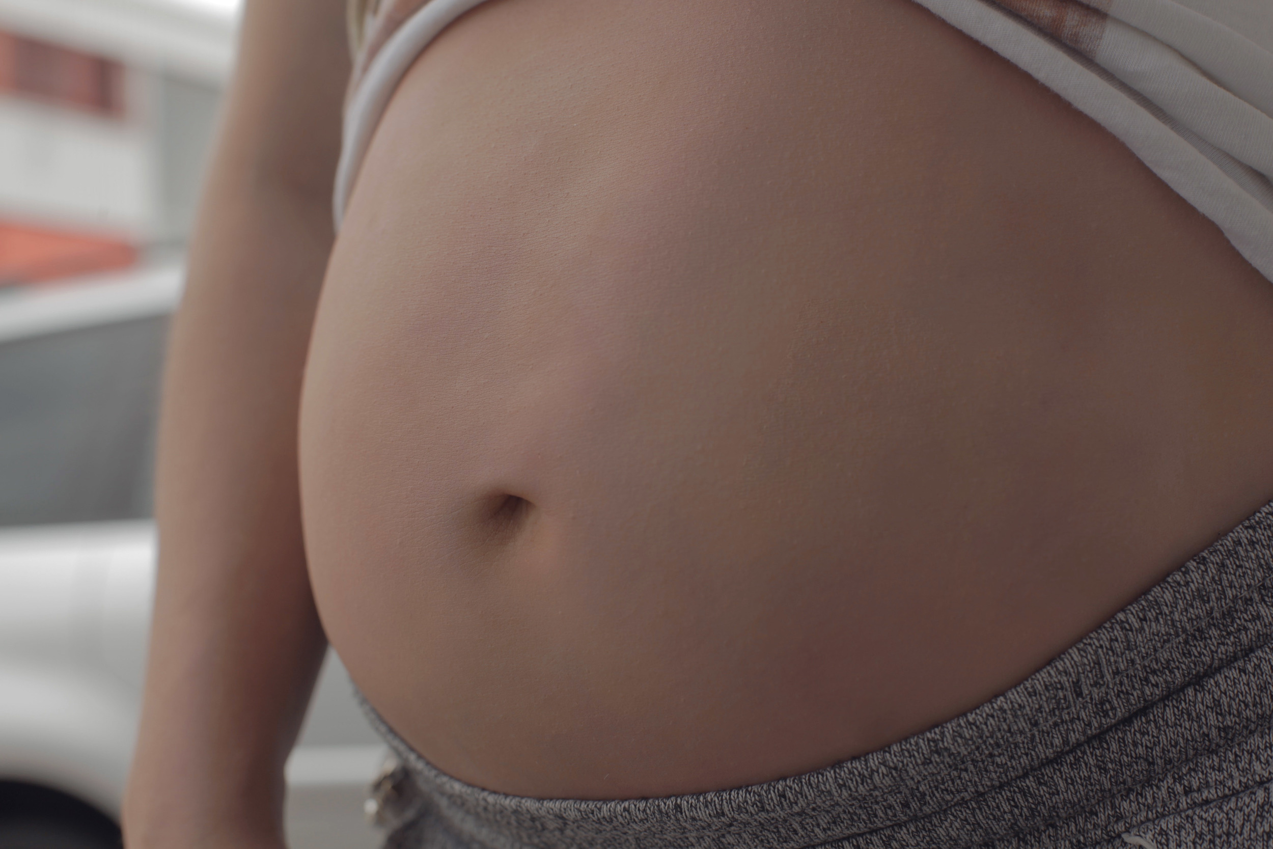 künstlicher 6 Monate Babybauch für einen Kinofilm 