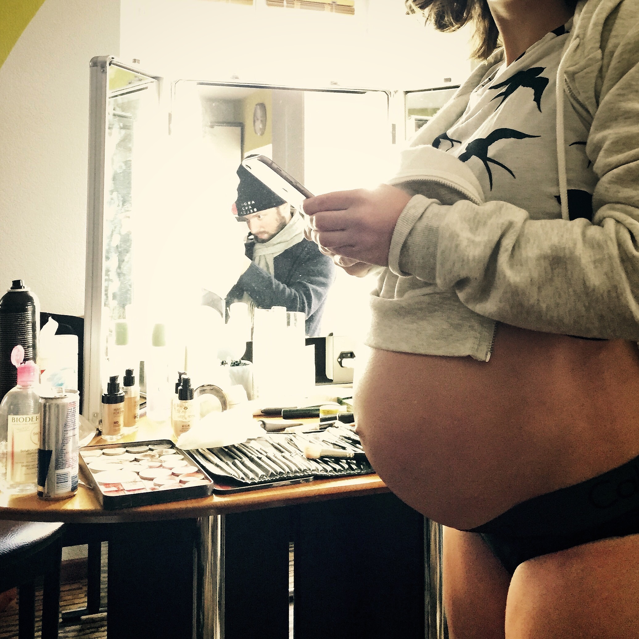 künstlicher 8 Monate Babybauch für einen Kinofilm