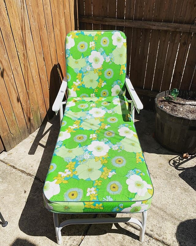 If you need to find me, I&rsquo;ll be here. I travelled back to the 60&rsquo;s☀️✌🏽
.
.
.
.
.
.
.
.
.
.
.
#1960 #chaiselounge #floraldesign #vintage #antique #outdoorfurniture #vitamind