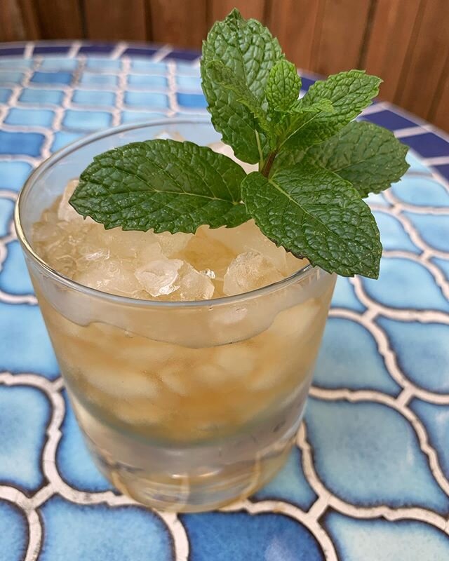 Quarantine Happy Hour at home 
MINT JULEP Edition🌿 
2oz bourbon
1/4oz simple 
Mint - slapped and rubbed all on the inside of the glass
👌🏽
Thanks for this one @douglasdrewes .
.
.
.
.
.
#happyhour #quarantinehappyhour #freshmint #mintjulep #mint #h