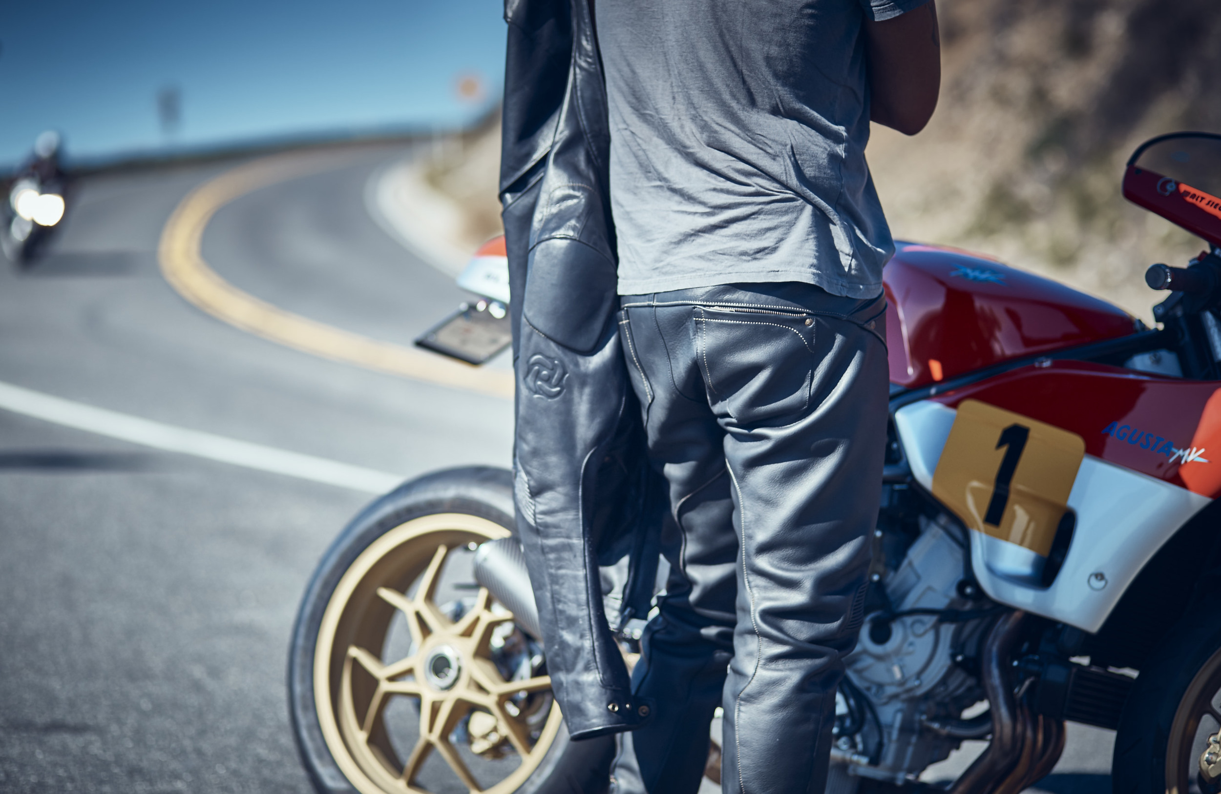 Découvrez le pantalon de moto cuir M3 Pagnol au style sobre