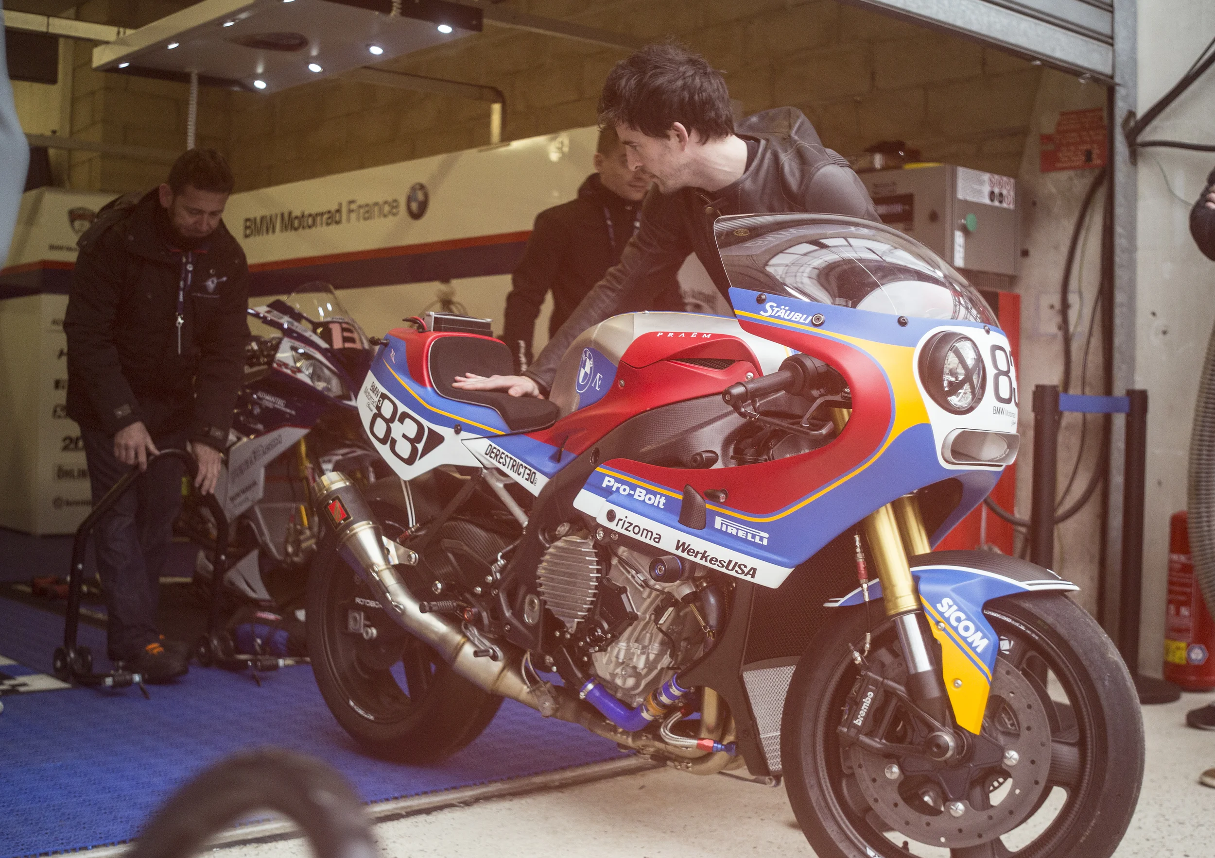 P90217336_highRes_bmw-s-1000-rr-2016-c.jpg