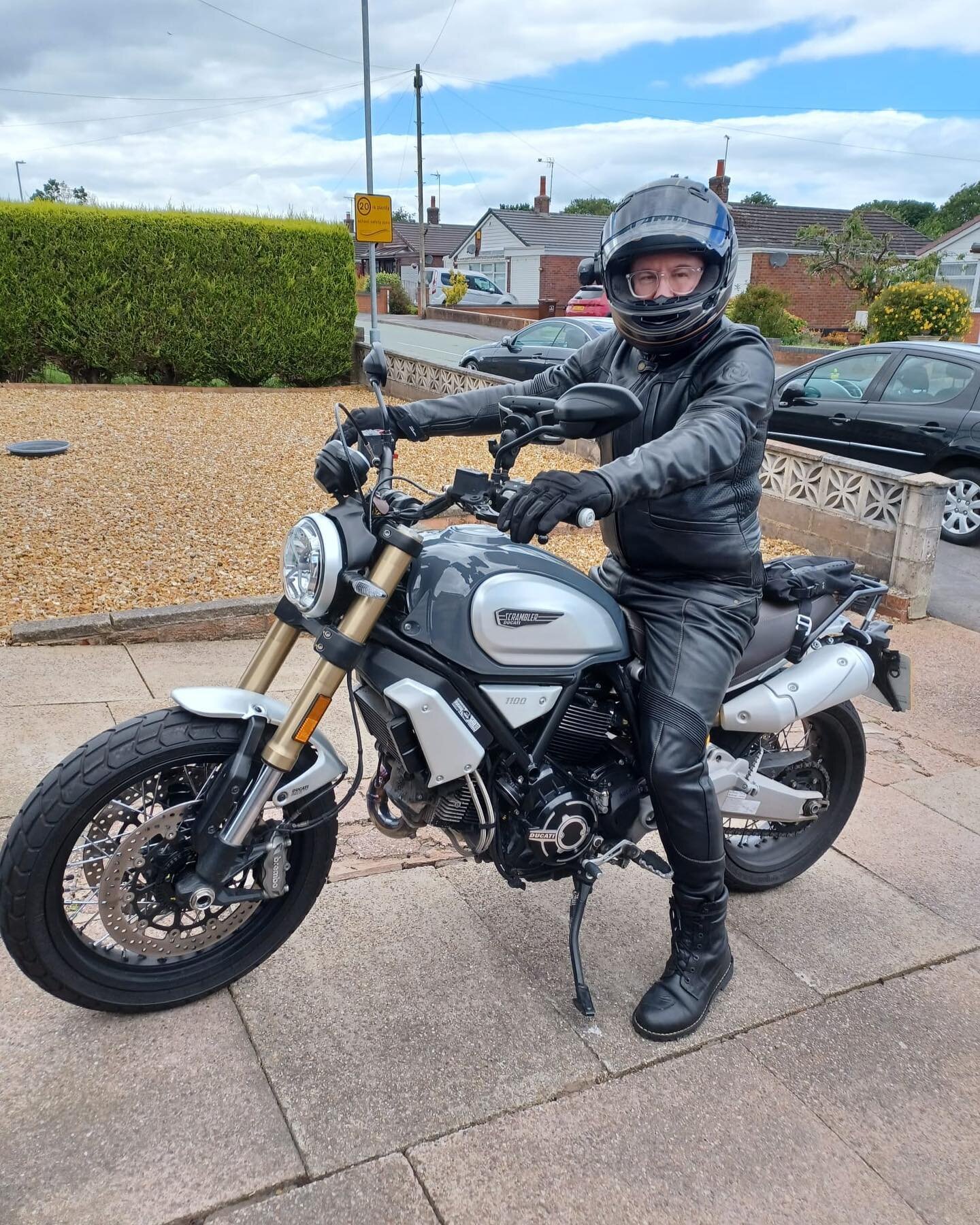 Mr Michael Dadge in Switzerland is a happy man (Can you tell!? 😜😎) now that he received his Pagnol #m3motopants to go with his mighty #m2motojacket , looking good Mike! 💥🤘