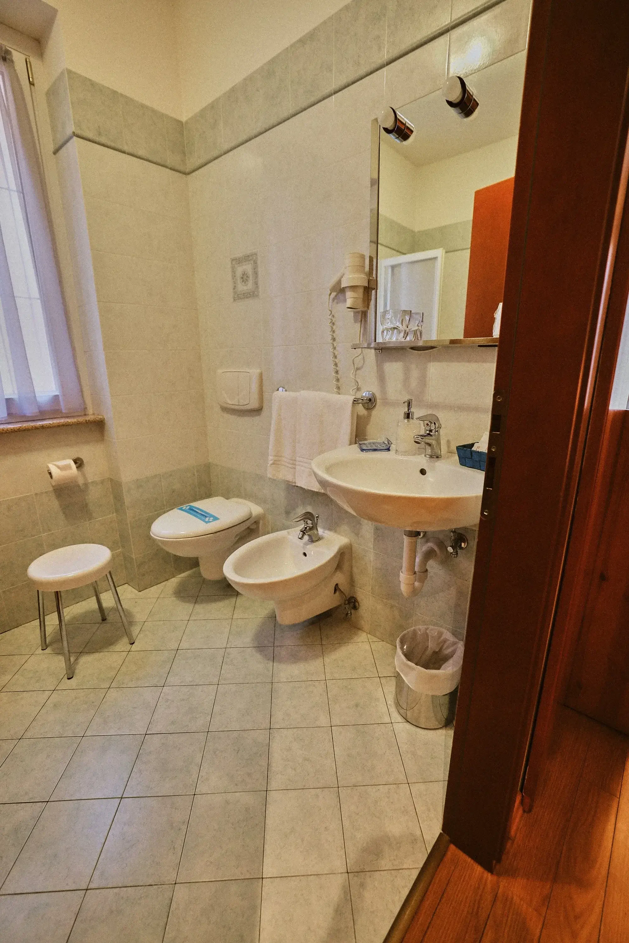 standard_room_bathroom.webp