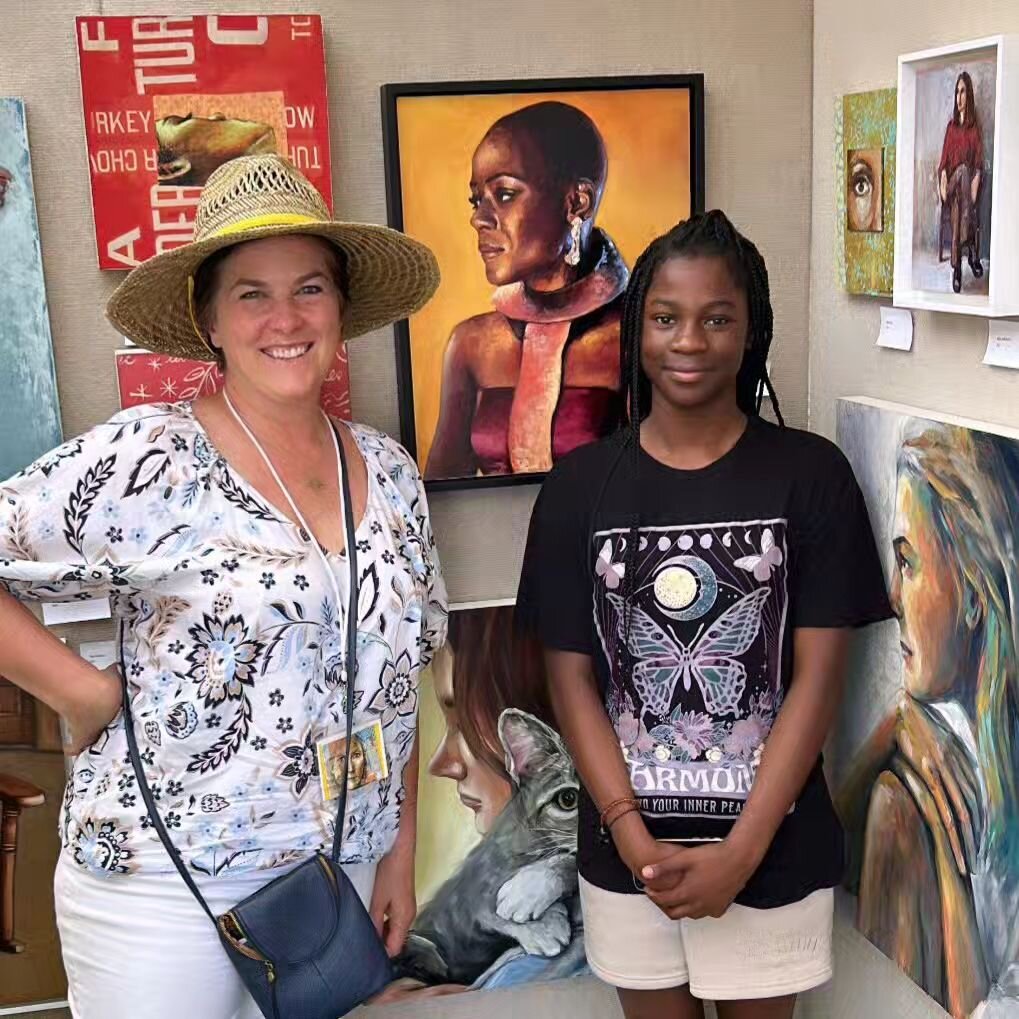 The first time I did @winterparksidewalkartfestival, I was 17 and in the high school exhibit area. Now it's this young ladies' turn! For extra credit, she had to pick her favorite piece of the show, and she picked The Queen! How fabulous! Loved meeti