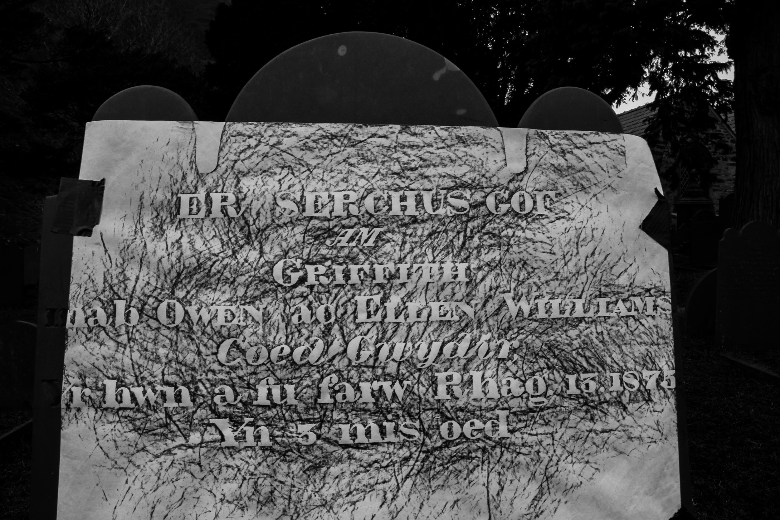 ER SERCHUS GOR AM GRIFFITH mab OWEN ac ELLEN WILLIAMS Coed Gwydir Yr hwn a fu farw Rhag 13, 1875 Yn 3 mis oed IN LOVING MEMORY OF OWEN GRIFFITH son and ELLEN WILLIAMS Coed Gwydir W ho died Dec. 13 betw , 1875 3 months old